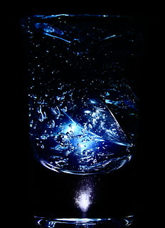 macrofotografia, goccia d'acqua, astratto, luce, artefatto, oggetto, blu, sfondo, struttura, spazio, dettaglio, nessuno, modello astratto, macro, colorazione leggera, design, foto, bicchiere, fotografia, modello, bellissimo, forme geometriche, luci a LED, sfondo nero, girato in studio, stella - spazio, gemma preziosa, astronomia, pianeta Terra, scienza, in casa, avvicinamento, natura, singolo oggetto, acqua, natura morta, buio, illuminato, cibo e bevande, trasparente, colore nero, elettricità, raggiante, minerale, 2K, CC0, dominio pubblico, privo di copyright