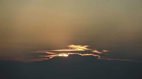 slunce, nastavení, mraky, fotografie, západ slunce, nebe, cloudbank, mrak, scéna s oblaky, Příroda, počasí, venku, soumrak, modrý, mrak - nebe, pozadí, scén, letní, slunečního světla, krása v přírodě, světlo - přírodní jev, den, hořící, noc, klid, nikdo, oheň, požár - přírodní jev, plamen, teplota - teplota, pohyb, kouř - fyzikální struktura, řeřavý, životní prostředí, svítí, kopie prostor, znečištění, 4K, CC0, veřejná doména, bez autorských práv
