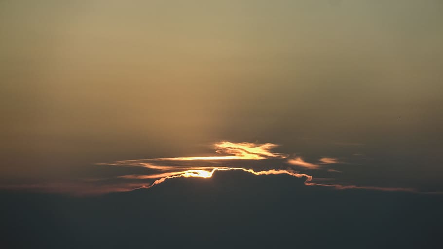 slunce, nastavení, mraky, fotografie, západ slunce, nebe, cloudbank, mrak, scéna s oblaky, Příroda, počasí, venku, soumrak, modrý, mrak - nebe, pozadí, scén, letní, slunečního světla, krása v přírodě, světlo - přírodní jev, den, hořící, noc, klid, nikdo, oheň, požár - přírodní jev, plamen, teplota - teplota, pohyb, kouř - fyzikální struktura, řeřavý, životní prostředí, svítí, kopie prostor, znečištění, 4K