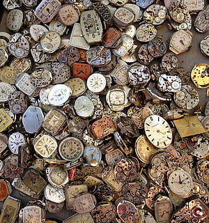 diverse analoge horloges, horloges, oud, gebroken, tijd, klok, zak-, hand-, antiek, uur, gezicht, retro, wijnoogst, minuut, metaal, stijl, uurwerk, object achtergrond, achtergrond, behang, grote groep objecten, overvloed, keuze, variatie, volledig kader, achtergronden, hoge hoekmening, geen mensen, verzameling, recht boven, arrangement, schelp, binnenshuis, markt, stilleven, verkoop, dieren schaal, dag, te koop, kleinhandel, 4K, CC0, publiek domein, royaltyvrij