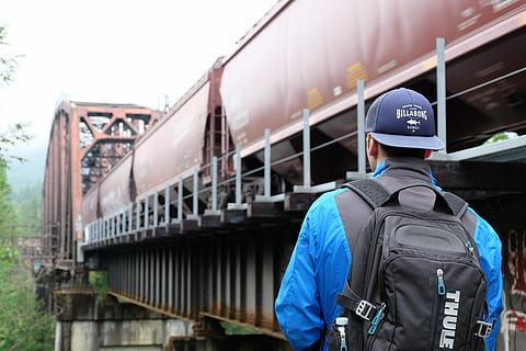 Zug, Abenteuer, Forscher, Mann, Rucksack, Rückansicht, Wandern, Nur ein Mann, Nur Männer, nur für Erwachsene, Transport, Erwachsene, eine Person, Männer, Besetzung, Tag, echte Menschen, Kleidung, Stehen, Taille hoch, Helm, Transportmittel, Schienenverkehr, Zug - Fahrzeug, draußen, Arbeiten, Fokus auf den Vordergrund, Uniform, 4K, CC0, gemeinfrei, lizenzfrei