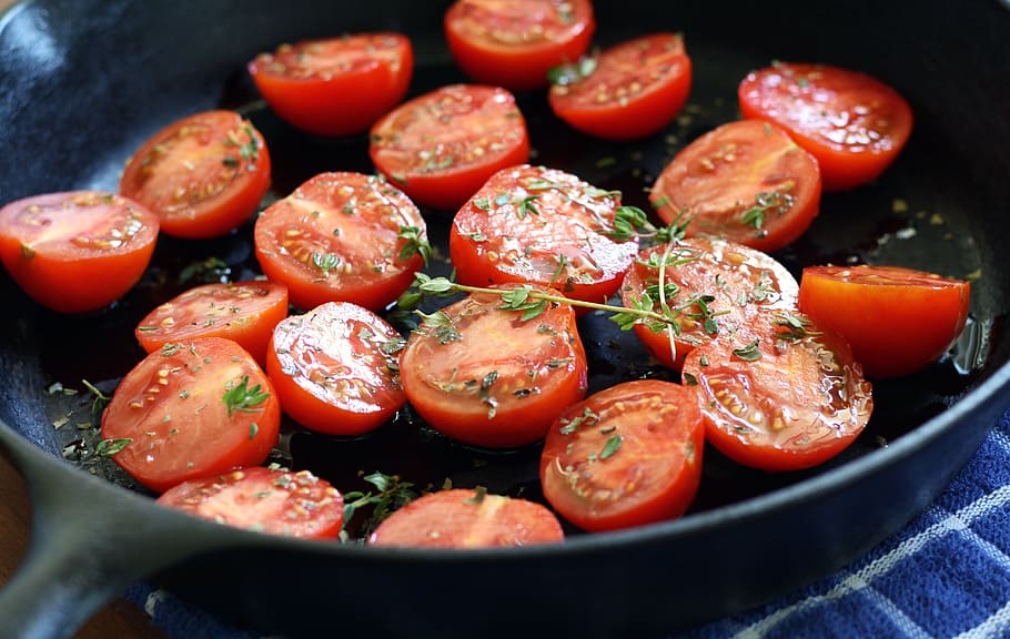 pomodori a fette, pomodori, rosso, fresco, verdura, cibo, pomodoro, insalata, salutare, nutrizione, ingrediente, biologico, crudo, freschezza, naturale, maturo, delizioso, estate, qualificato, ghisa, cena, benessere, erbe aromatiche, cucinando, italiano, cucina, buongustaio, pasto, cenare, cibo e bevande, mangiare sano, frutta, avvicinamento, nessuno, in casa, attrezzature domestiche, messa a fuoco selettiva, utensile da cucina, fetta, recipiente di cottura, grande gruppo di oggetti, colore arancione, natura morta, cibo vegetariano, cibo mediterraneo, dieta, 2K