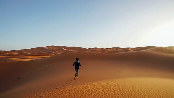 correndo nel sahara, persona, in esecuzione, deserto, sahara, natura, persone, tramonto, uomini, all'aperto, una persona, cielo, sport, silhouette, duna di sabbia, avventura, paesaggio, copia spazio, Paesaggi, solitudine, luce del sole, solo un uomo, metà adulto, Solo uomini, sabbia, terra, scenics - natura, lunghezza intera, clima, cielo sereno, clima arido, bellezza nella natura, retrovisore, ambiente, viaggio, adulto, la tranquillità, la libertà, 5K, CC0, dominio pubblico, privo di copyright