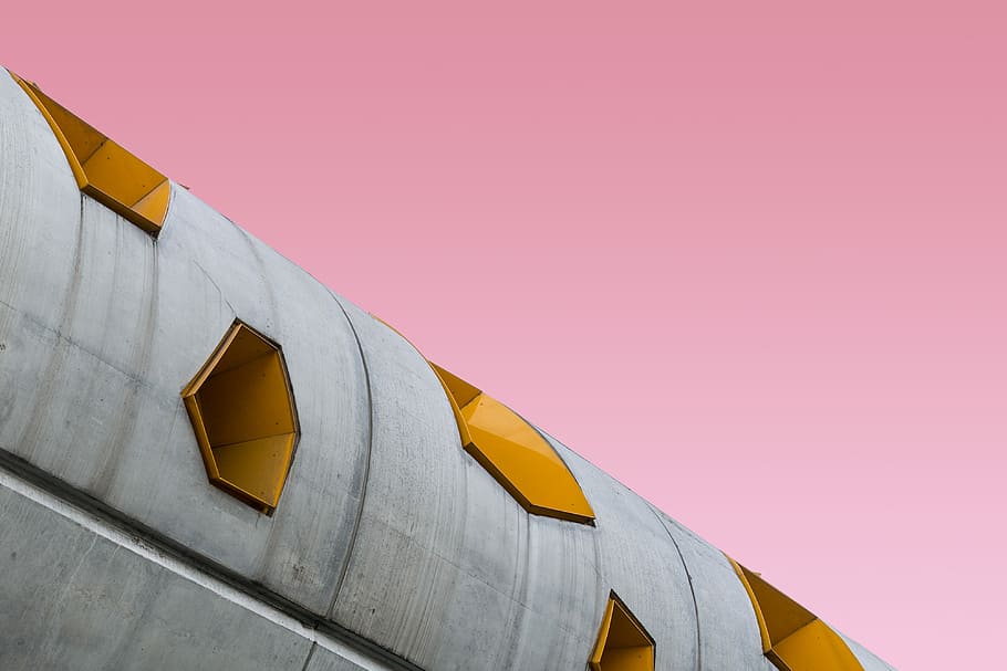 baix, fotografia d'angle, gris, edifici, sense títol, arquitectura, hexàgon, finestra, concret, groc, exterior de l'edifici, còpia espai, modern, cap gent, riquesa, estructura construïda, luxe, fons de colors, ciutat, forma, funció de construcció de parets, a l'aire lliure, color rosa, futurista, primer pla, 4K