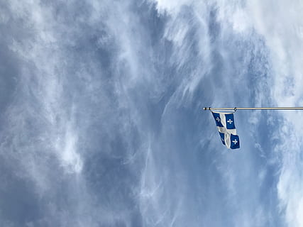 quebec flag, hvid, blå, kryds, flag, himmel, baggrund, pol, flagstang, Sky, Québec, iphone, sky - himmel, natur, lav vinkel visning, ingen mennesker, dag, meddelelse, udendørs, hængende, skilt, kopiere plads, vasketøj, overskyet, miljø, bevægelse, emotion, symbol, direkte under, 4K, CC0, offentligt domæne, royaltyfrie