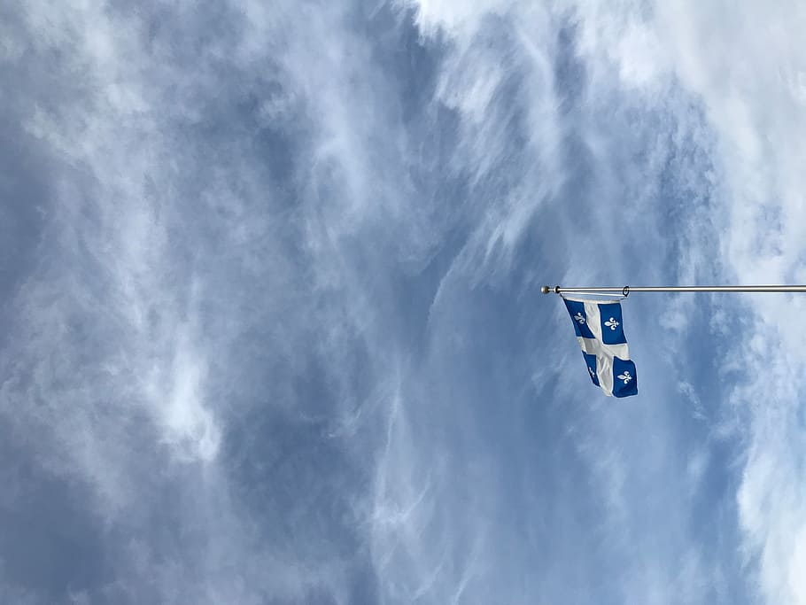 bandera del Quebec, blanc, blau, creu, bandera, cel, fons, pol, asta de bandera, núvol, québec, iphone, núvol - cel, naturalesa, vista d’angle baix, cap gent, dia, comunicació, a l'aire lliure, penjant, signe, còpia espai, bugaderia, medi ambient, moviment, emoció, símbol, directament a sota, 4K