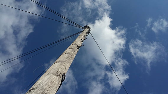 Himmel, Elektrizität, Wolke, elektrisch, Leistung, Energie, Kabel, Pole, Pylon, hoch, Stromleitung, Blau, wolke - himmel, Flachwinkelansicht, Natur, Seil, keine Leute, Wasserfahrzeug, Verbindung, Tag, draußen, Segelboot, Telefonleitung, Transport, Schiff, Transportmittel, Technologie, Holz - Material, direkt darunter, Netzteil, Takelwerk, 4K, CC0, gemeinfrei, lizenzfrei