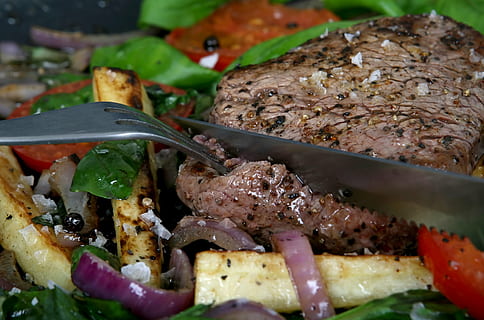 bistec de vedella, vedella, xef, cirera, primer pla, colorit, cuinar, deliciós, dieta, fer dieta, sopar, menjar, fresc, decorar, bo, verd, comestibles, salut, saludable, herbes, ingredients, cuina, xai, full, enciam, dinar, macro, carn, natural, nutrició, orenga, orgànic, pastinaca, produir, vermell, restaurant, prim, aprimament, primavera, tija, entrant, bistec, estiu, supermercat, tomàquet, nap, verdures, menjar i beguda, frescor, llest per menjar, alimentació saludable, natura morta, vegetals, a l'interior, cap gent, benestar, enfocament selectiu, estri de cuina, mida de la porció, amanida, indulgència, barbacoa, a la graella, temptació, 2K, CC0, domini públic, lliure de regalies