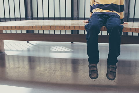 la personne, séance, banc, Blue Jeans, journée au musée, personnes, Hommes, une personne, adulte, à l'intérieur, ethnie caucasienne, mâles, structure construite, section basse, réflexion, mouvement, Vrais gens, toute la longueur, enfance, architecture, siège, enfant, journée, garçons, Vêtements décontractés, sol, vue arrière, permanent, colonne architecturale, 4K, CC0, domaine public, libre de droits