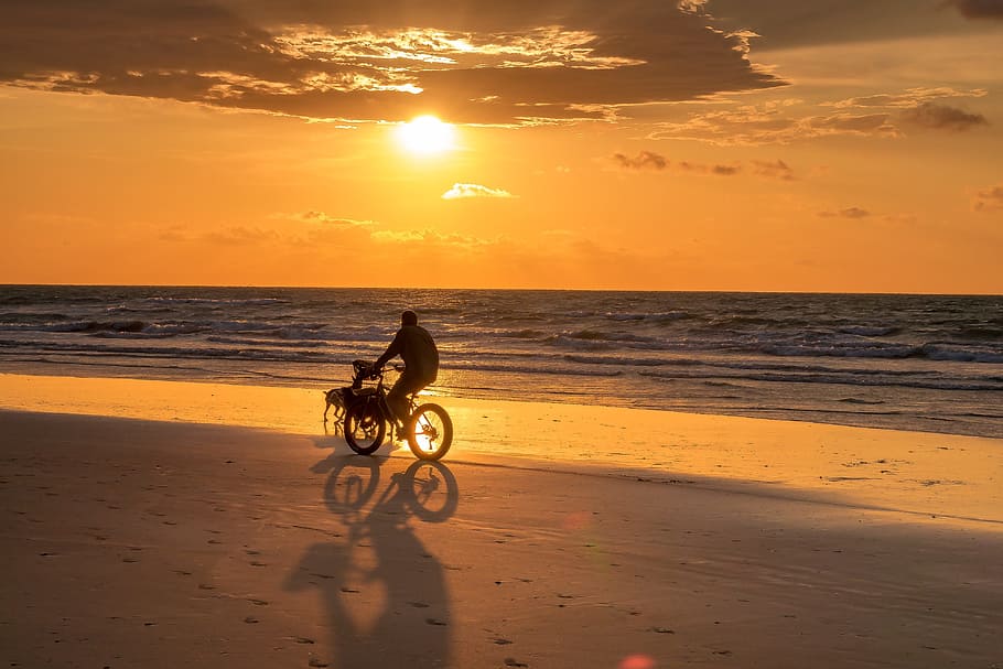 pessoa, equitação, bicicleta, Beira Mar, céu, por do sol, darwin, céu do sol, horizonte, de praia, laranja, silhueta, oceano, terra, mar, agua, areia, horizonte sobre a água, beleza na natureza, natureza, transporte, scenics - natureza, luz solar, uma pessoa, cor laranja, Dom, idílico, ao ar livre, 4K