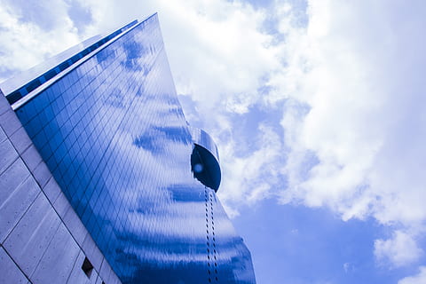 cielo, reflexión, edificio, nubes, contraste, lago, paisaje, cielo azul, ventanas, azul, arquitectura, anglos, vaso, arquitectura moderna, día, nube - cielo, vista de ángulo bajo, naturaleza, al aire libre, nadie, estructura construida, transporte, material de vidrio, exterior del edificio, solo objeto, torre, luz del sol, ciudad, oficina, velero, 5K, CC0, dominio público, libre de derechos