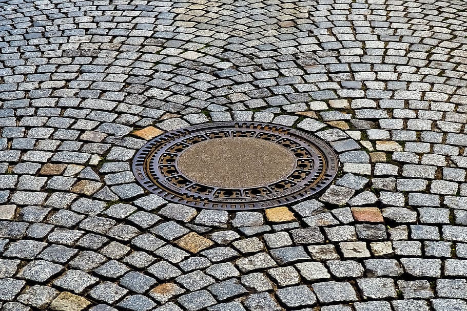 llambordes, pegat, carretera, pedres, lluny, gris, patró, estructura, vell, construcció de carreteres, sòl, fons, textura, zona, barri antic, disposat, sòls, pedra natural, barranc, pavimentat, tapa, metall, drenar, ciutat, gullideckel, tapa de forat, gulli, forma geomètrica, cercle, forma, cap gent, carrer, boca d'aigua, marc complet, disseny, clavegueram, vista d’angle alt, sendera, dia, arquitectura, aigües residuals, directament a sobre, a l'aire lliure, 4K