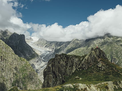 Brun, grøn, rock formation, blå, hvid, skyer, fotografering, bjerg, dækket, Sky, klippe, landskab, dal, sky - himmel, scenics - natur, skønhed i naturen, himmel, rolig scene, ro, ikke-urbane scene, miljø, natur, bjergkæde, dag, ingen mennesker, fysisk geografi, idyllisk, geologi, fjern, udendørs, formation, bjergtop, eroderet, vulkansk krater, 1080P, CC0, offentligt domæne, royaltyfrie