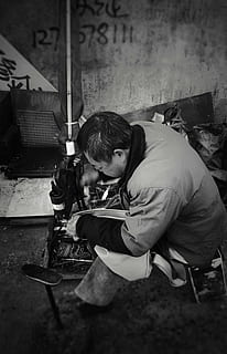 Arbeit, Zimmermann, Kunst, eine Person, echte Menschen, Kindheit, High Angle View, drinnen, Kind, Legere Kleidung, Lebensstile, Dreiviertel Länge, Frau, Frauen, in voller Länge, Arbeiten, Sitzung, Porträt, Männer, Mädchen, Fertigkeit, 4K, CC0, gemeinfrei, lizenzfrei