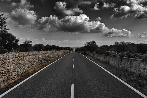 mallorca, vei, Spania, utsikt, vogntog, skyer, retning, sky - himmel, himmel, veien forover, synkende perspektiv, transport, skilt, symbol, forsvinner punkt, anlegg, vei markering, tre, merking, ingen folk, natur, rolig scene, ro, tom vei, dag, utendørs, delelinje, overflatenivå, lang, 2K, CC0, offentlig domene, opphavsrett gratis