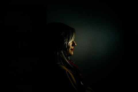 dona, de cara, esquerra, pintura lateral, pintura, fosc, dones, gent, una persona, femelles, fons negre, nit, adult, tecla baixa, bellesa, bonic, ètnia caucàsica, una sola dona, només dones, adult jove, a l'interior, vista lateral, retrat, tir de l'estudi, tirada al cap, mirant, dones joves, vista del perfil, contemplació, mirant cap a fora, cabell, cabell llarg, pentinat, dona guapa, rostre humà, 5K, CC0, domini públic, lliure de regalies