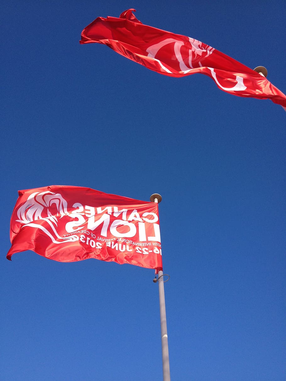 cannes, kreativ, flag, patriotisme, rød, USA, amerikansk flag, blå, ingen mennesker, himmel, vind, flyvende, lav vinkel visning, natur, skyfri himmel, miljø, vinke, dag, kopiere plads, pol, stolthed, emotion, sollys, stjerne form, nationalt ikon, 2K