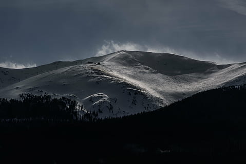 lumipeitteinen vuori, vuori, ylämaan, tumma, pilvi, taivas, kokous, harjanne, maisema, luonto, laakso, mäki, näkymä, matkustaa, Puut, kasvi, metsä, lumi, scenics, maisemat - luonto, kauneus luonnossa, rauhallinen kohtaus, tyyneys, ympäristö, ei-kaupunkikuvia, lumiset vuoret, ei ihmisiä, kylmä lämpötila, pilvi - taivas, talvi-, vuorijono, puu, vuorenhuippu, 5K, CC0, public domain, rojaltivapaa