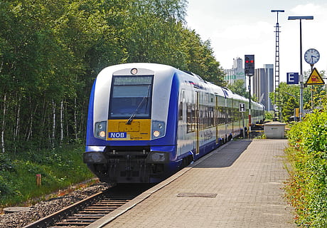 pociąg regionalny, husum hbf, przejście, Platforma, westerland - hamburg-altona, ruch kolejowy, ruch regionalny, öpnv, kolej żelazna, samochód podatkowy, schubzug, lokomotywa spalinowa, pasażerowie, stacja kolejowa husum, Nord-Ostsee-Bahn, łeb, meklemburgia, Zachodnie Wybrzeże, tor marszowy, Transport kolejowy, tory kolejowe, tor, transport, środek transportu, transport publiczny, pociąg, pociąg - pojazd, drzewo, roślina, platforma stacji kolejowej, Natura, dzień, podróżować, pociąg pasażerski, architektura, stacja kolejowa, pojazd lądowy, niebo, na dworze, żadnych ludzi, pociąg podmiejski, przyjazd, stacja, 4K, CC0, domena publiczna, darmowe zdjęcia