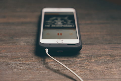 iphone de plata, negro, caso, marrón, superficie, convertido, iphone, mostrando, música, de madera, teléfono, electrónico, botón, celular, móvil, Teléfono móvil, cable, poder, cargar, cargando, mesa, pantalla, auricular, tecnología, dispositivo de información portátil, teléfono inteligente, tecnología inalámbrica, conexión, enfoque selectivo, de cerca, comunicación, nadie, adentro, material de madera, pantalla del dispositivo, naturaleza muerta, solo objeto, número, portabilidad, madera, 5K, CC0, dominio público, libre de derechos