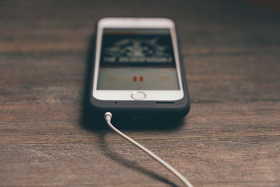 sølv iphone, sort, sag, Brun, overflade, vendt, iphone, visning, musik, træ-, telefon, elektronisk, knap, cellulære, mobil, mobiltelefon, kabel, strøm, oplade, opladning, bord, skærm, hovedtelefon, teknologi, bærbar informationsenhed, smart telefon, trådløs teknologi, forbindelse, selektiv fokusering, tæt på, meddelelse, ingen mennesker, indendørs, træ - materiale, enhed skærmen, stilleben, enkelt objekt, nummer, bærbarhed, træ, 5K
