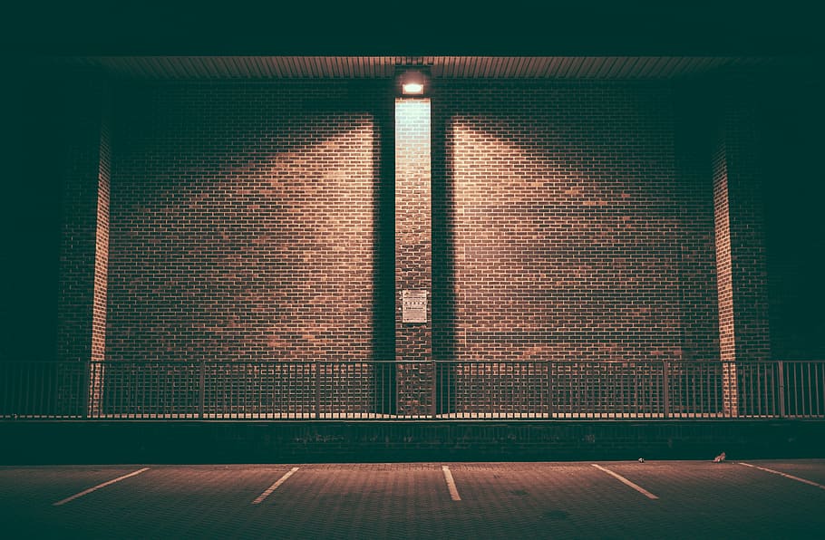 muro di cemento marrone, muro di mattoni, vuoto, illuminato, notte, area parcheggio, parcheggio, parcheggi, modello, ringhiera in acciaio, sport, in casa, nessuno, giorno, Tribunale, attrezzatura per l'illuminazione, architettura, sicurezza, assenza, struttura costruita, pavimentazione, protezione, mezzi di trasporto, caratteristica della parete, Entrata, metallo, porta, vita notturna, 4K