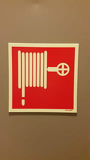 Schlauch, rot, Hinweis, löschen, Feuer, benutzen, Übung, Feuer bekämpfen, Verbrennung, Ausrüstung, Übung löschen, Feuerwehrauto, Wasser, Feuerlöscher, Atemschutz, Rettung, Notfall, Marke, Risiko, Feuerwehrschlauch, freiwillige Feuerwehr, Leben retten, feuerloeschuebung, Text, drinnen, Studioaufnahme, keine Leute, Kommunikation, farbiger Hintergrund, Wandbau - Funktion, westliche Schrift, Zeichen, Nahansicht, beige Hintergrund, weiße Farbe, Symbol, Beratung, kopieren sie platz, Großbuchstabe, Mann gemacht, Information, einzelnes Wort, Konsumismus, 4K, CC0, gemeinfrei, lizenzfrei