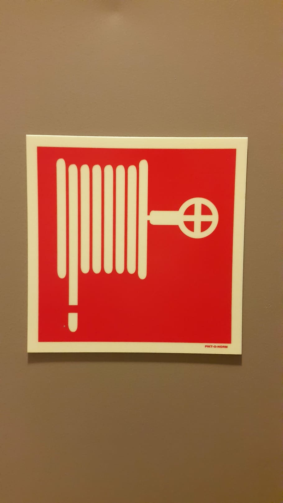 mànega, vermell, nota, eliminar, foc, utilitzar, exercici, lluita contra incendis, combustió, equipament, suprimir l'exercici, camió de bombers, aigua, extintor, protecció respiratòria, rescat, emergència, marca, risc, mànega d'incendis, bomber voluntari, salvar vides, feuerloeschuebung, text, a l'interior, tir de l'estudi, cap gent, comunicació, fons de colors, funció de construcció de parets, guió occidental, signe, primer pla, fons de color beige, Color blanc, símbol, orientació, còpia espai, lletra majúscula, fet per l'home, informació, sola paraula, consumisme, 4K