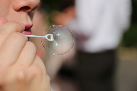 făcând bule, bule de sapun, suflare, balon, reflecţie, mână, buze, nas, in afara, femeie, gură, orizontală, deținere, o persoana, a închide, bule de bula, fragilitate, vulnerabilitate, adult, săpun sud, vedere laterală, sferă, partea corpului uman, parte a corpului, să se concentreze asupra primelor elemente, zi, natură, transparent, buzele umane, 5K, CC0, domeniu public, fără drepturi de autor