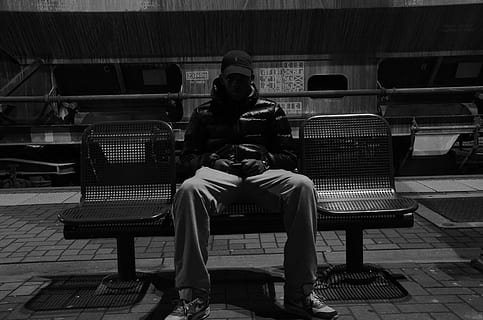 Graustufenansicht, Mann, Sitzung, Gang Bank, jung, Kerl, Hut, Jacke, Hose, Stühle, Menschen, Schwarz und weiß, Bank, Männer, Sitz, echte Menschen, in voller Länge, Lebensstile, Entspannung, Stuhl, Legere Kleidung, Freizeitbeschäftigung, zwei Menschen, Vorderansicht, Erwachsene, Kindheit, die Architektur, Frau, Zusammengehörigkeit, warten, 1080P, CC0, gemeinfrei, lizenzfrei