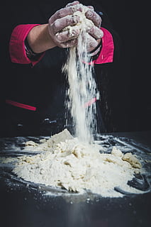 persona mezclando masa, persona que moldea la masa, panadero, horneando, manos, un pan, cocinando pan, comida y bebida, comida, una persona, mano humana, gente real, frescura, mano, preparación, movimiento, ocupación, participación, adentro, trabajando, harina, parte del cuerpo humano, preparando comida, fabricación, persona irreconocible, cocinero, 5K, CC0, dominio público, libre de derechos