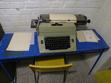 maşină, imprimare, chei, font, maşină de scris, hârtie, scrisori, a scrie, document, scrisoare, scris, retro, text, tastatură, scriitor, birou, carte, masa, tehnologie, în interior, nici o persoana, Afaceri, scaun, stil retro, comunicare, mobila, vedere în unghi mare, natură moartă, montare pe perete, corespondenţă, 4K, CC0, domeniu public, fără drepturi de autor
