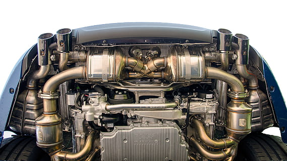 fotografia ad angolo basso, medio, telaio del veicolo motore, il motore, blocco motore, impianto di scarico, tecnologia, guidare, macchina, metallo, classico, meccanica, tecnico, turbo, trasmissione, pkw, auto sportiva, energia, veicolo, veloce, porsche, auto, settore automobilistico, da corsa, Tedesco, Flitzer, velocità, costoso, macchina dei sogni, lusso, sportivo, macchina di lusso, motore, mezzi di trasporto, modalità di trasporto, gasolio, parte della macchina, modo di trasporto, veicolo a motore, industria automobilistica, veicolo terrestre, nessuno, macchinario, avvicinamento, attrezzatura, viaggio, in casa, motociclo, singolo oggetto, natura, color argento, cromo, 4K