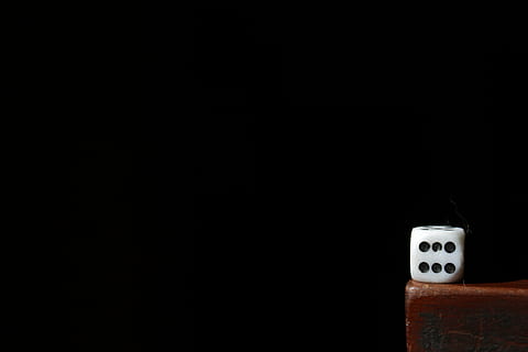 bianca, nero, dado, Marrone, di legno, superficie, gioco dei dadi, dato, ombra, numero, cubo, copia spazio, nessuno, in casa, girato in studio, sfondo nero, avvicinamento, natura morta, colore nero, comunicazione, testo, semplicità, singolo oggetto, caratteristica della parete, robot, rilassamento, sfondi, elettricità, buio, fotogramma intero, 4K, CC0, dominio pubblico, privo di copyright