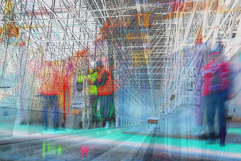 station, travail, surcharge, personnes, Hommes, architecture, mouvement flou, ville, groupe de personnes, mouvement, structure construite, verre - matériel, transport, journée, adulte, Occupation, affaires, Vrais gens, réflexion, multi couleur, mâles, industrie de construction, en plein air, collaborateur, 4K, CC0, domaine public, libre de droits