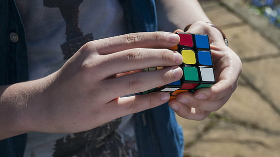 person, bedrift, Rubik, terning, hånd, dreng, ung, ungdom, fingre, gåde, en person, menneskelig hånd, menneskelig kropsdel, kun en kvinde, dag, udendørs, mennesker, voksen, trådløs teknologi, midsection, tæt på, fokus på forgrunden, teknologi, Kvinder, ung voksen, fritidsaktivitet, forfra, multi farvet, kropsdel, 2K, CC0, offentligt domæne, royaltyfrie