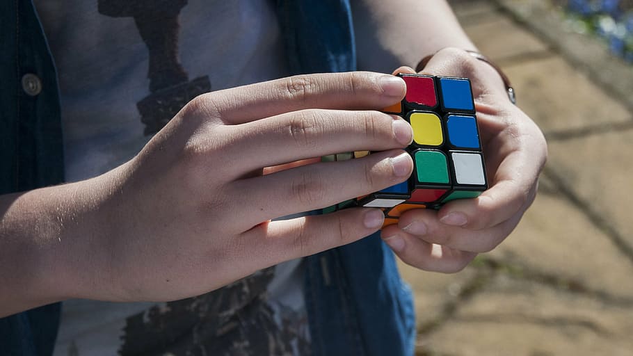 person, bedrift, Rubik, terning, hånd, dreng, ung, ungdom, fingre, gåde, en person, menneskelig hånd, menneskelig kropsdel, kun en kvinde, dag, udendørs, mennesker, voksen, trådløs teknologi, midsection, tæt på, fokus på forgrunden, teknologi, Kvinder, ung voksen, fritidsaktivitet, forfra, multi farvet, kropsdel, 2K