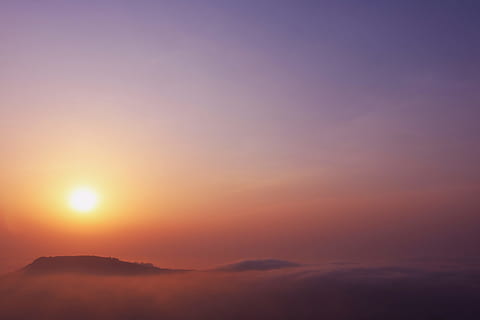 rasarit ilustrare, apus de soare, răsărit, cer, gradient, natură, Munte, scenics, amurg, răsărit - zorii zilei, zori de zi, dimineaţă, în aer liber, soare, peisaj, lumina soarelui, vară, frumusețe în natură, nor - cer, culoare portocalie, fundaluri, albastru, o scenă liniștită, scenice - natura, liniște, dramatic cer, idilic, nici o persoana, mediu inconjurator, siluetă, spațiu copie, de munte, veneraţie, cerul romantic, 5K, CC0, domeniu public, fără drepturi de autor