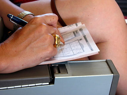 gra, sudoku, pisać, pisanie, noga, dłoń, czytać, czytanie, palce, listy, uczyć się, hobby, wolny czas, ludzka ręka, część ludzkiego ciała, biżuteria, pierścień, ludzie, trzymać, część ciała, dorosły, zbliżenie, dzień, bransoletka, pudełko, wewnątrz, porozumiewanie się, wysoki kąt widzenia, mężczyźni, pudełko - pojemnik, papier, palec, 2K, CC0, domena publiczna, darmowe zdjęcia