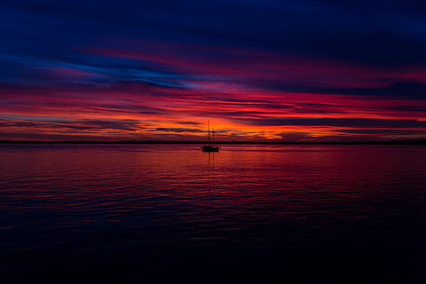perahu, laut, merah, biru, langit, sendirian, cahaya, matahari terbenam, senja, awan, samudra, air, horison, pemandangan, alam, di luar rumah, malam, refleksi, awan - langit, keindahan di alam, langit yang dramatis, scenics - alam, ketenangan, cakrawala di atas air, adegan yang tenang, kapal laut, tidak ada orang, angkutan, warna oranye, perahu layar, 5K, CC0, domain publik, bebas royalti