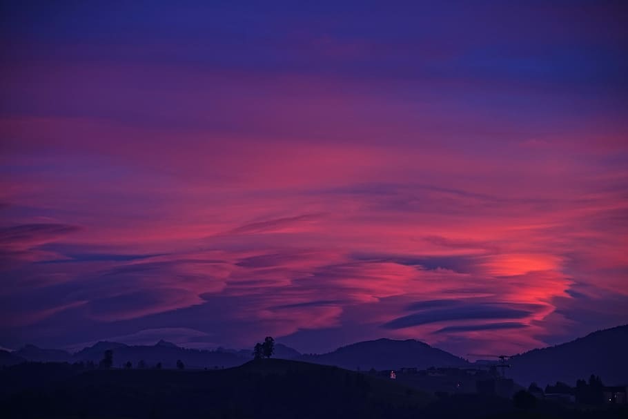 foto de la silueta, arbres, muntanyes, silueta, turó, vermell, cel, posta de sol, horitzó, porpra, violeta, muntanya, suïssa, llum, fons, color, paisatge, núvol - cel, escenics - natura, bellesa a la natura, naturalesa, cap gent, arquitectura, ciutat, escena tranquil·la, tranquil·litat, vespre, Serra, a l'aire lliure, exterior de l'edifici, medi ambient, color taronja, color rosa, cel romàntic, paisatge urbà, 4K