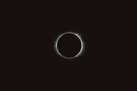 solar, eclipsi, digital, fons de pantalla, Eclipse de lluna, eclipsi total, Eclipsi solar, sol, lluna, nit, fenomen natural, còpia espai, fosc, espai, astronomia, cel, color negre, cap gent, forma geomètrica, cercle, forma, naturalesa, bellesa a la natura, a l'aire lliure, fons negre, silueta, espai i astronomia, 2K, CC0, domini públic, lliure de regalies