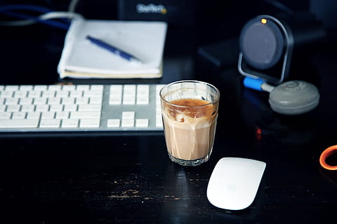 klar, glas skud glas, ved siden af, æble magiske mus, drikkeglas, fyldt op, Brun, væske, æble maskine tastatur, mus, drikke, glasfyldt, æble, maskine, tastatur, computer, teknologi, bærbar, forretning, computer tastatur, kaffe - drikke, internet, bord, computerskærm, kop, ingen mennesker, skrivebord, pc, indendørs, kaffekop, mad og drikke, forfriskning, kaffe, glas, trådløs teknologi, stilleben, friskhed, mad, husholdningsudstyr, 5K, CC0, offentligt domæne, royaltyfrie