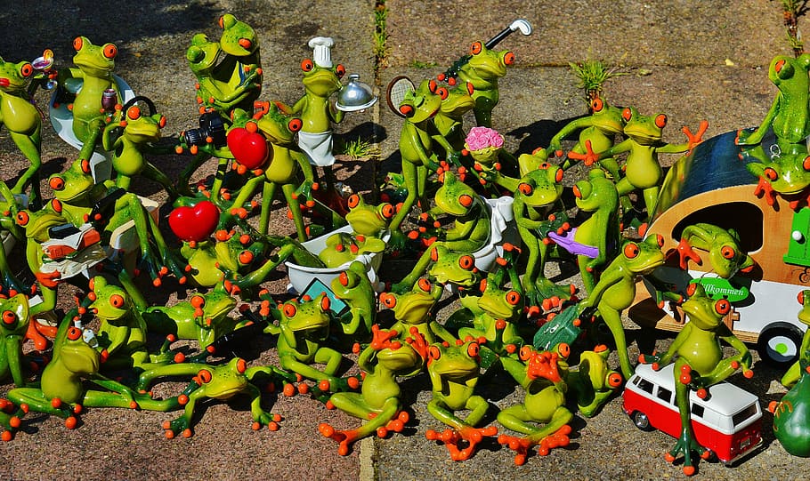 Kermit, frosk figur lot, frøer, mange, gruppe, kollektion, nuttet, sød, masse, sjov, frø, plante del, blad, dag, natur, ingen mennesker, plante, vækst, udendørs, høj vinkel visning, repræsentation, grøn farve, legetøj, tæt på, menneskelig repræsentation, blomst, sollys, blomstrende plante, multi farvet, arkitektur, kreativitet, blade, 5K