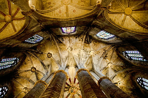 faible, photographie d'angle, marron, béton, bâtiment, intérieur, immeubles, structure, architecture, conception, plafond, les fenêtres, coloré, verre, église, religion, cathédrale, à l'intérieur, christianisme, spiritualité, endroit célèbre, l'histoire, catholicisme, L'Europe , style gothique, faible angle de vue, croyance, lieu de culte, personne, structure construite, représentation humaine, art et Artisanat, représentation, Destinations de voyage, décoration, mural, orné, directement en dessous, architecture et art, 720P, CC0, domaine public, libre de droits