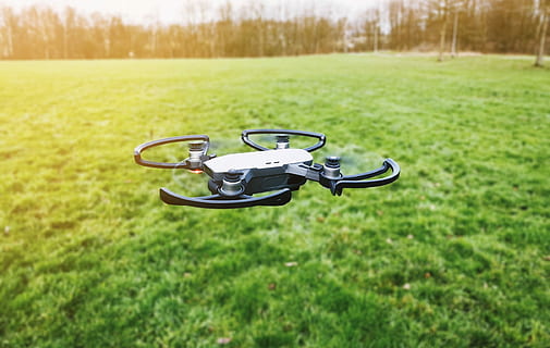 negre, drone quadcopter, obert, camp, gris, volant, sòl, durant el dia, captura, bosc, arbre, vol, herba, planta, naturalesa, dia, color verd, cap gent, a l'aire lliure, centrar-se en primer pla, metall, esport, gespa, absència, color plata, llum solar, sol objecte, parc - l'home va fer espai, còpia espai, primer pla, medi ambient, 1080P, CC0, domini públic, lliure de regalies
