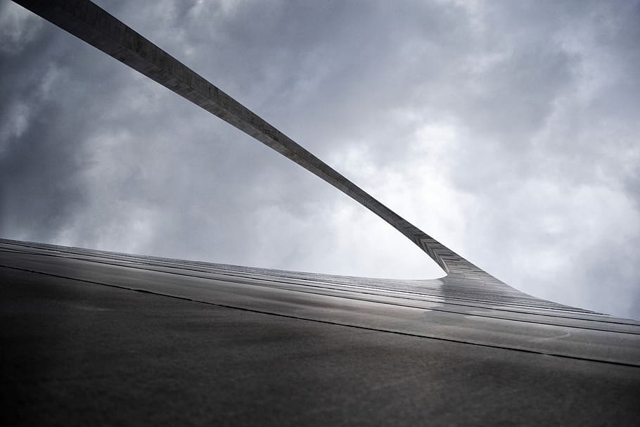 gråtonet lavvinkelfotografering, buen gate, overskyet, himmel, untitled, Sky, arkitektur, bue, bygning, abstrakt, minimal, gateway, USA, Amerika, rejse, monument, stål, grå, surrealistisk, sky - himmel, lav vinkel visning, ingen mennesker, bygget struktur, dag, natur, udendørs, bygning udvendig, forbindelse, metal, storm, forretning, by, bro - menneskeskabt struktur, transportmidler, beton, legering, økonomi, 5K