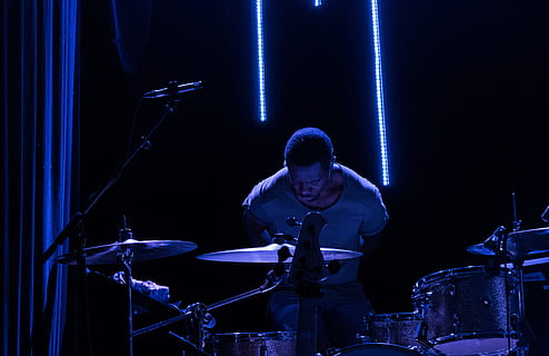 man drummen, man, drums, podium - speelruimte, muziek-, populair muziekconcert, trommel, musicus, drumstel, prestatie, Rock muziek, mannen, podiumkunstenevenement, nachtleven, podium licht, geluid, performer, vermaak, muzikale band, muziekinstrument, mensen, popmuzikant, nachtclub, mannetjes, een persoon, een man alleen, alleen volwassenen, binnenshuis, stadium, vooraanzicht, kunst cultuur en entertainment, evenement, muziekuitrusting, drum - percussie-instrument, bezetting, bekwaamheid, echte mensen, artiest, concert, licht, 4K, CC0, publiek domein, royaltyvrij
