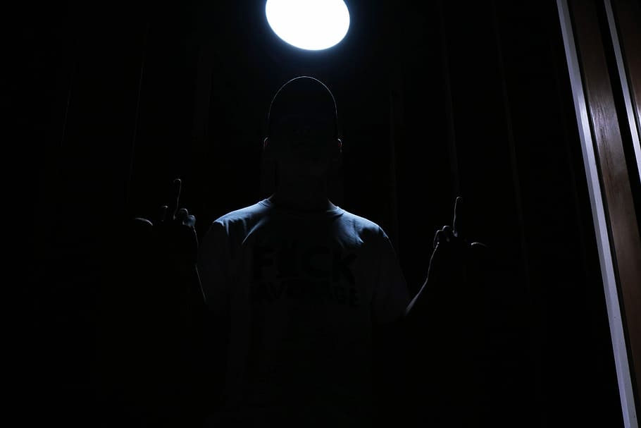 nepojmenovaná, temný, světlo, muž, ruce, zbraně, streetwear, ulice, uklidnit, dřevěný, řeřavý, osvětlení, průměrný, prostředníček, kletba, čepice, jedna osoba, uvnitř, muži, svítí, čelní pohled, pas nahoru, noc, černé pozadí, kopie prostor, stojící, dospělý, osvětlovací zařízení, výkon, portrét, pozornosti, světlo - přírodní jev, umělecká kultura a zábava, střední dospělý, fázi světla, 5K