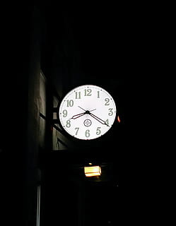 temps, rellotge, veure, nit, analògic, retro, clàssic, nombre, vista d’angle baix, cap gent, instrument del temps, cercle, a l'interior, forma geomètrica, forma, Minuta, penjant, il·luminat, rellotge de mà, còpia espai, fosc, hora de la mà, precisió, rellotge de paret, fons negre, 2K, CC0, domini públic, lliure de regalies